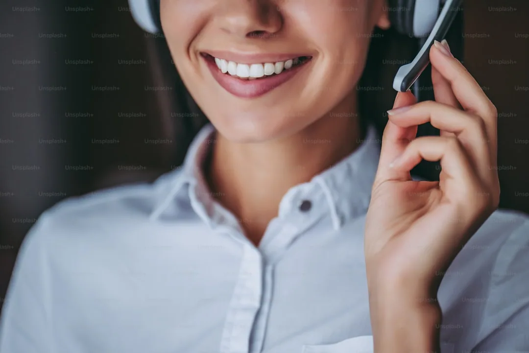 Klient rozmawiający przez telefon z operatorem internetowym w celu negocjacji warunków umowy
