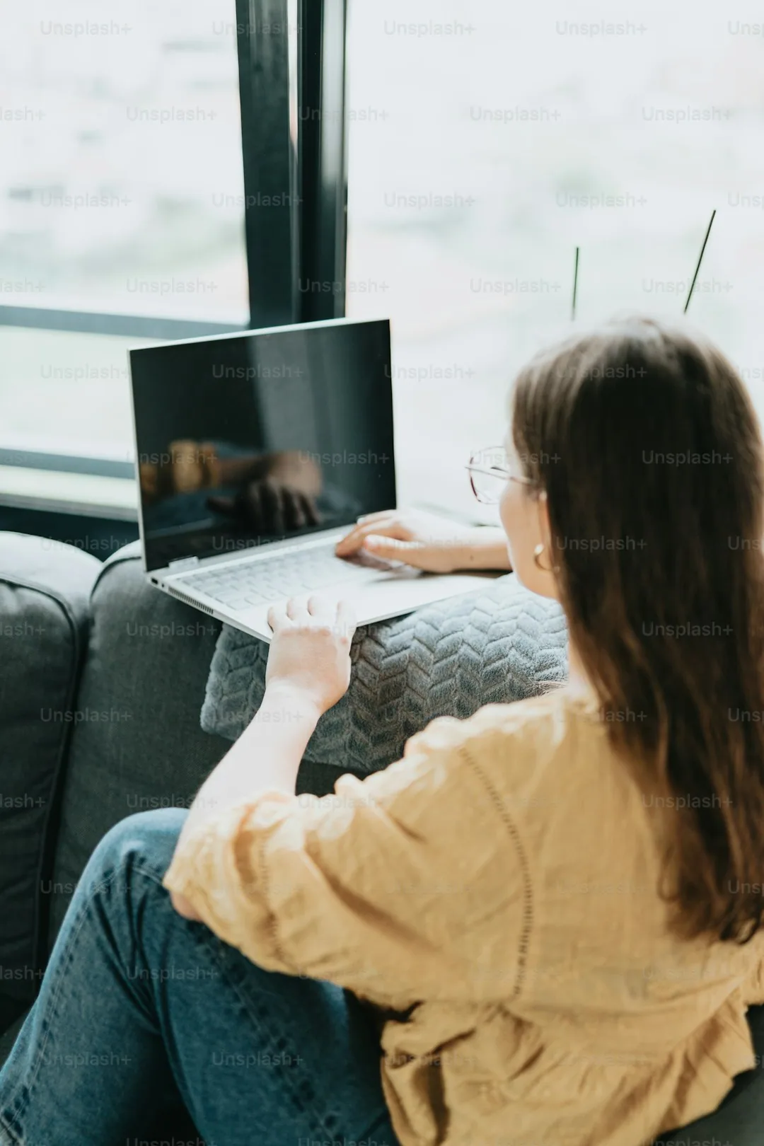 Osoba porównująca oferty internetu na laptopie przed podpisaniem umowy