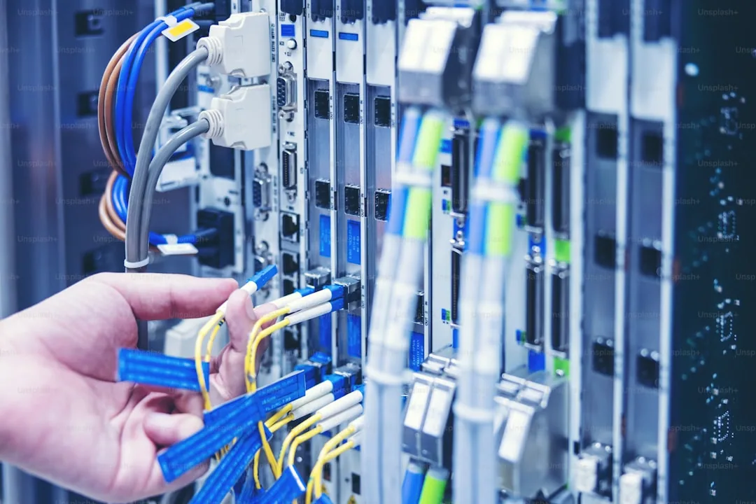 Technik instalujący światłowód w budynku