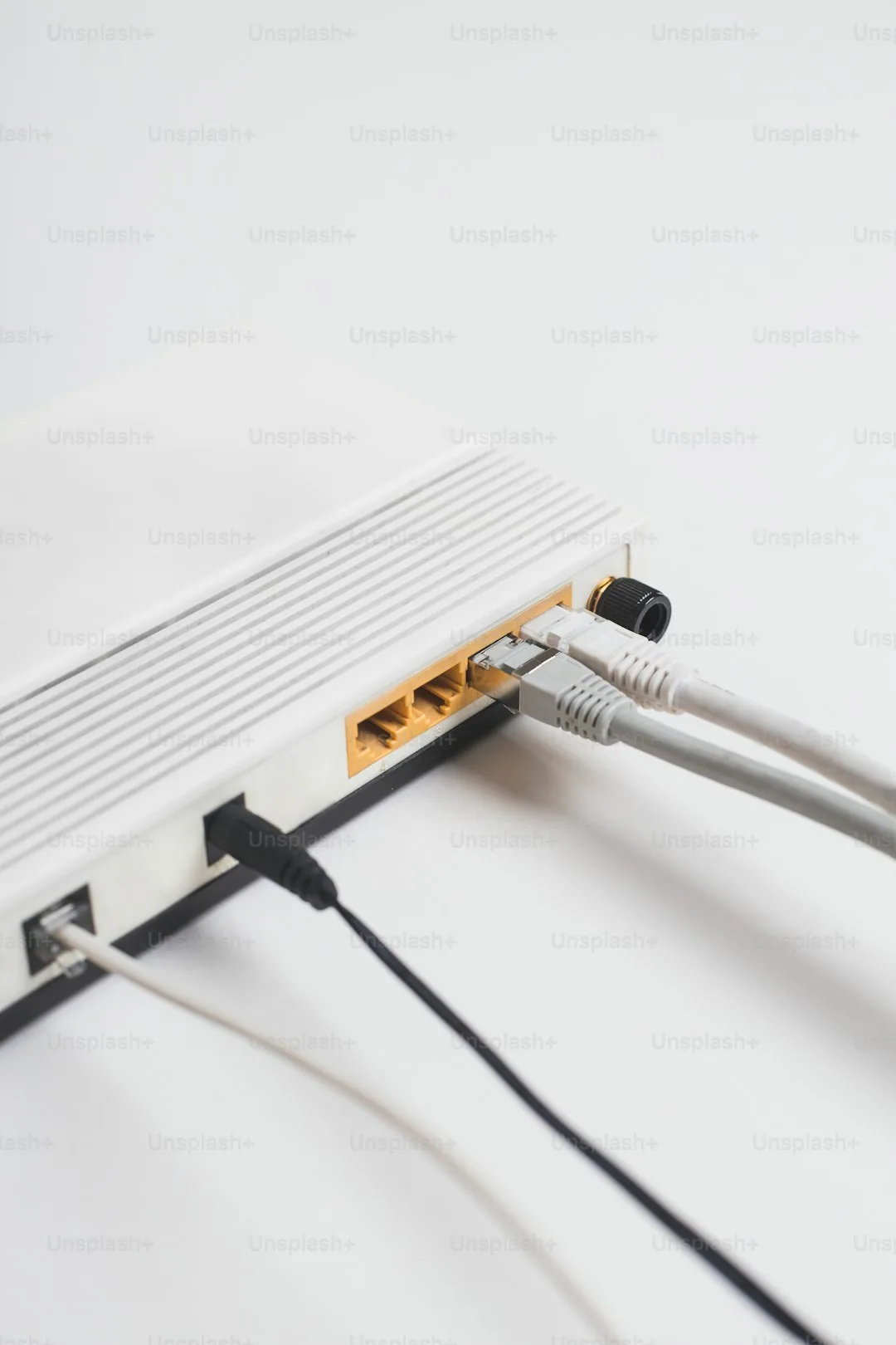 Router operatora na biurku z migającymi diodami