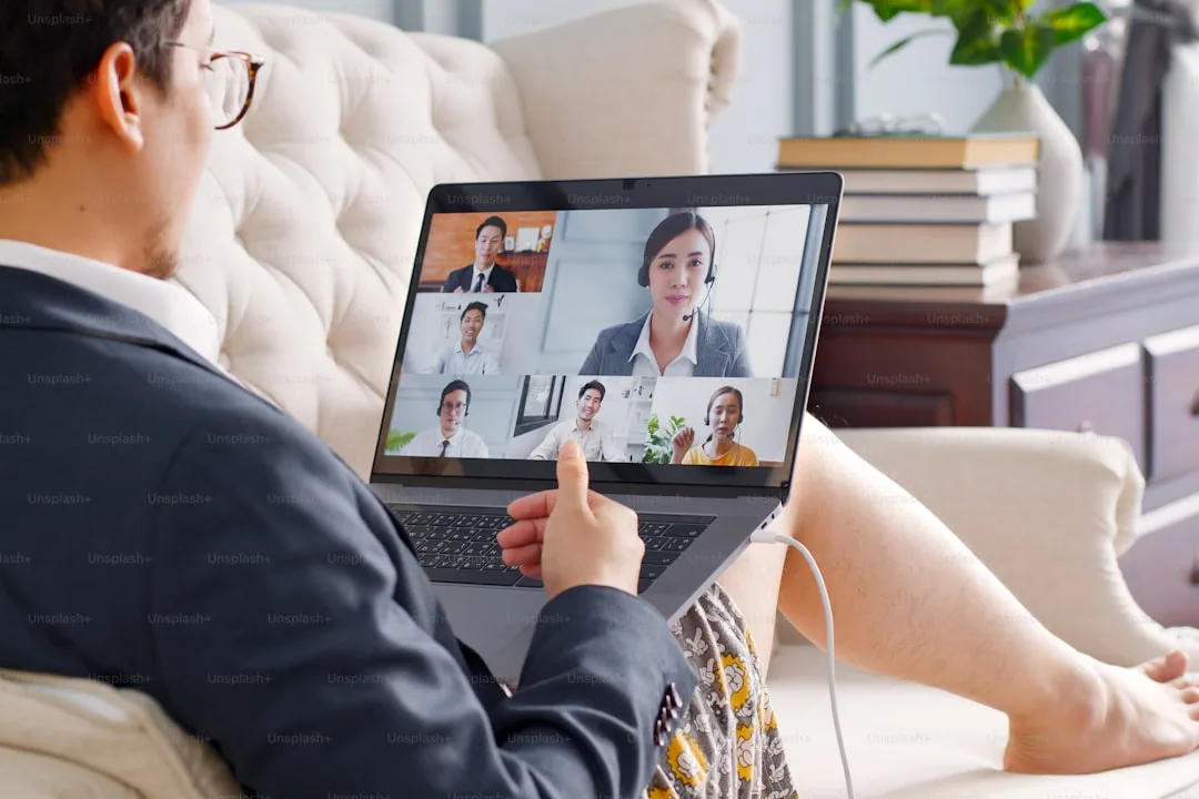 Osoba pracująca zdalnie na laptopie w domowym biurze