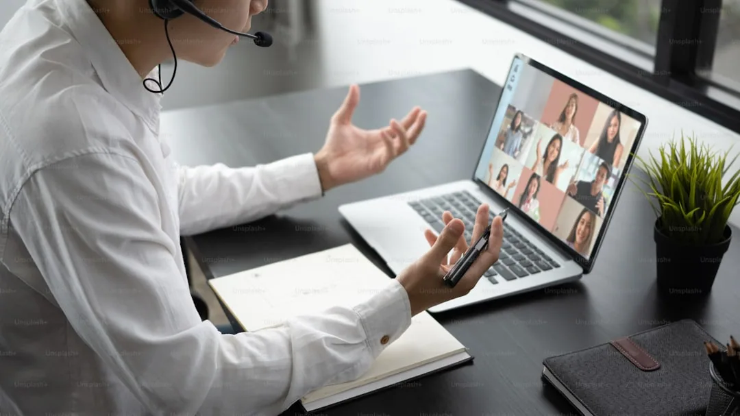 Osoba pracująca zdalnie przy laptopie podczas wideokonferencji