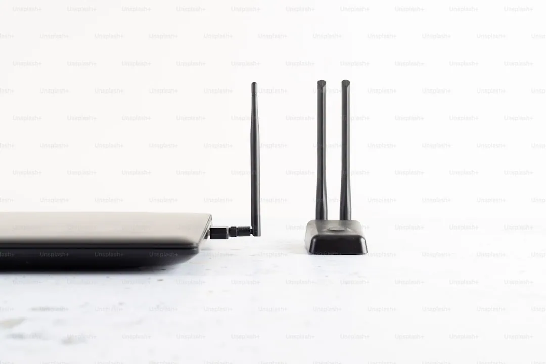 Router Wi-Fi, terminal światłowodowy ONT i dekoder telewizyjny na biurku