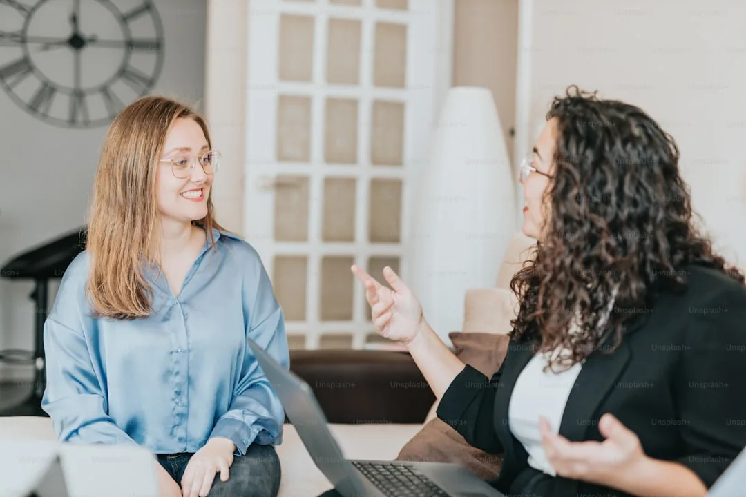Rozmowa klienta z doradcą w sprawie oferty internetowej