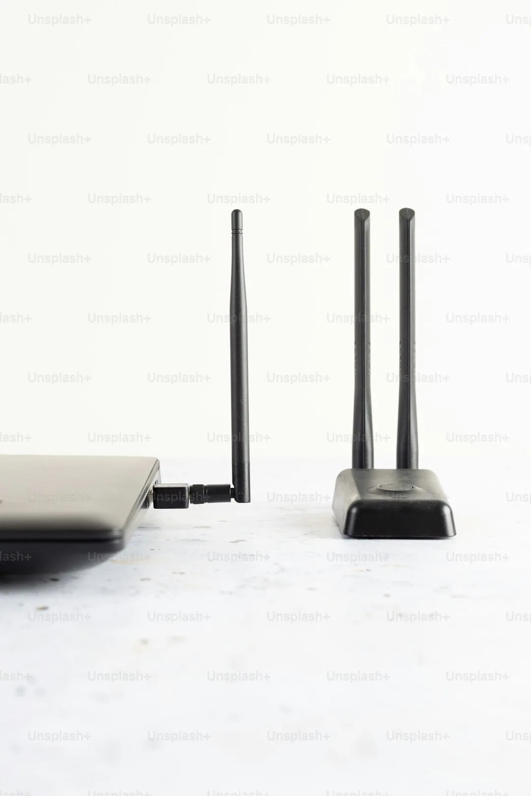 Nowoczesny router domowy Wi-Fi na biurku