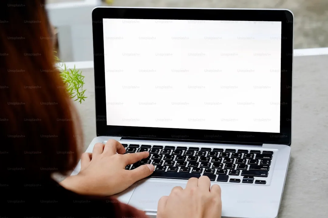 Osoba sprawdzająca ustawienia sieci na laptopie