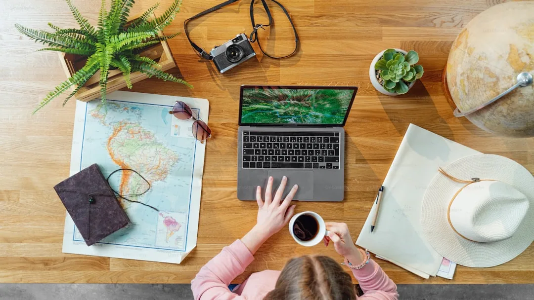 Osoba sprawdzająca mapę zasięgu internetu na laptopie