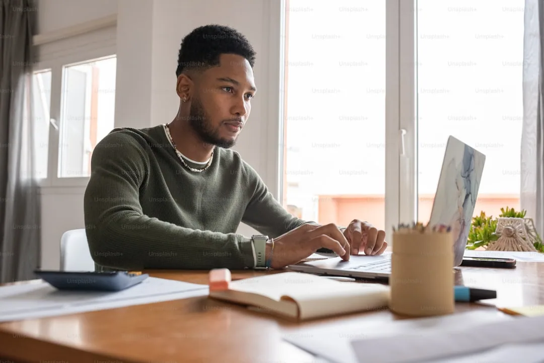 Osoba pracująca zdalnie przy laptopie w domowym biurze