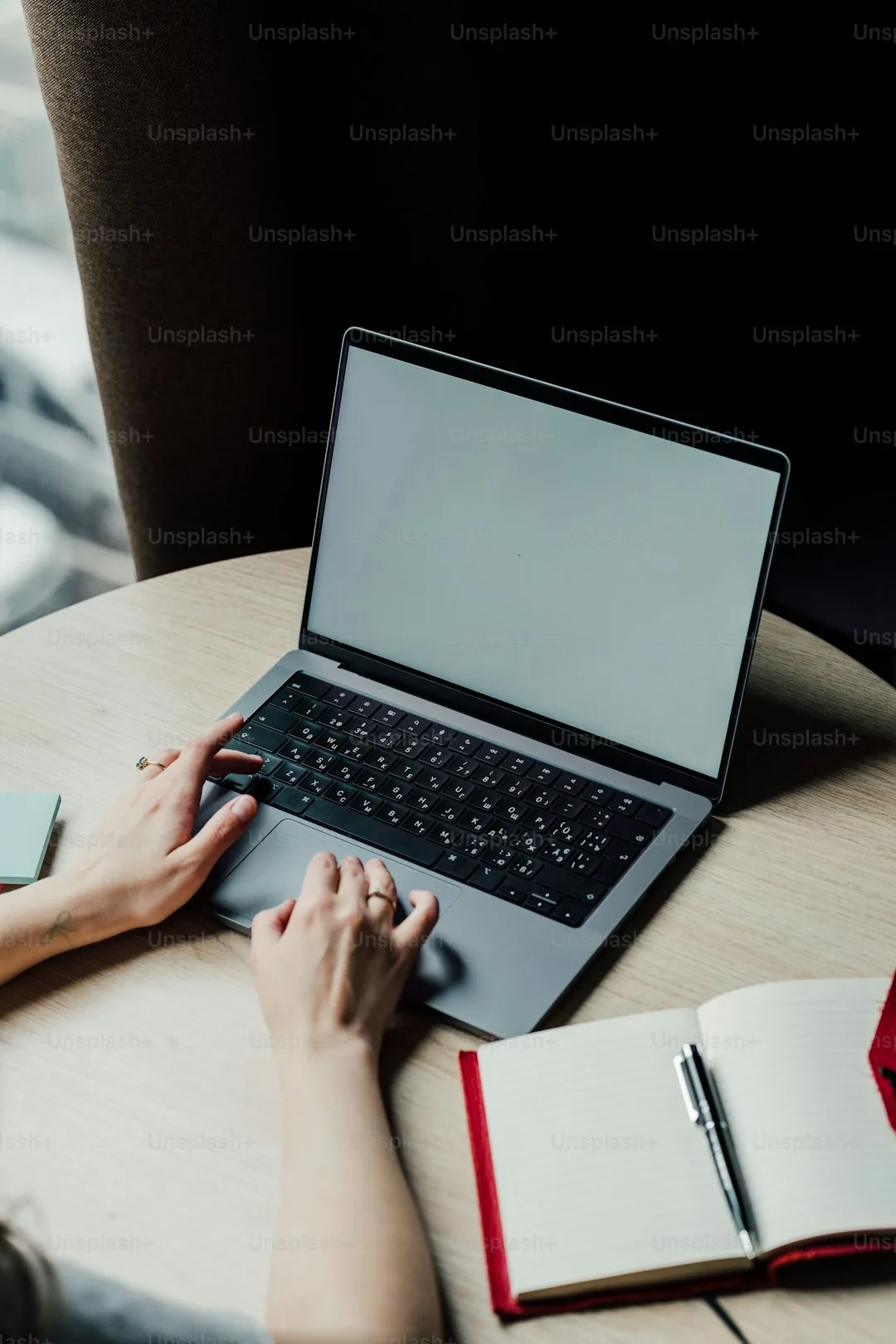 Osoba składająca reklamację pisemną przy laptopie