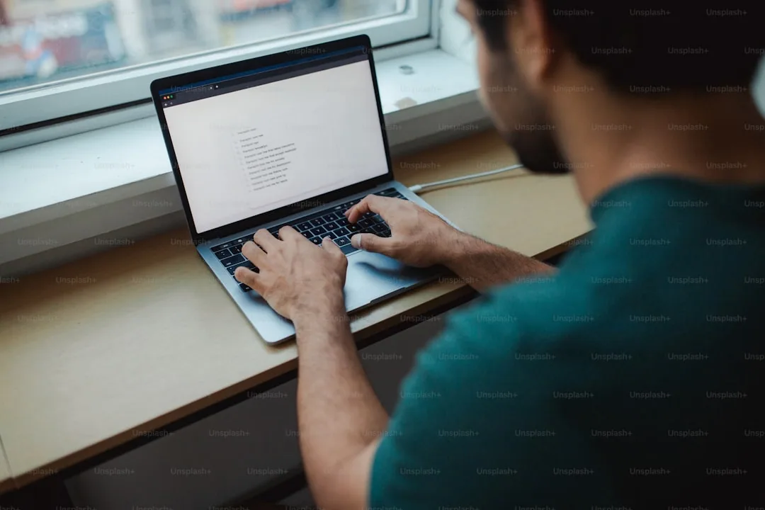 Osoba sprawdzająca prędkość internetu na laptopie wieczorem w domu
