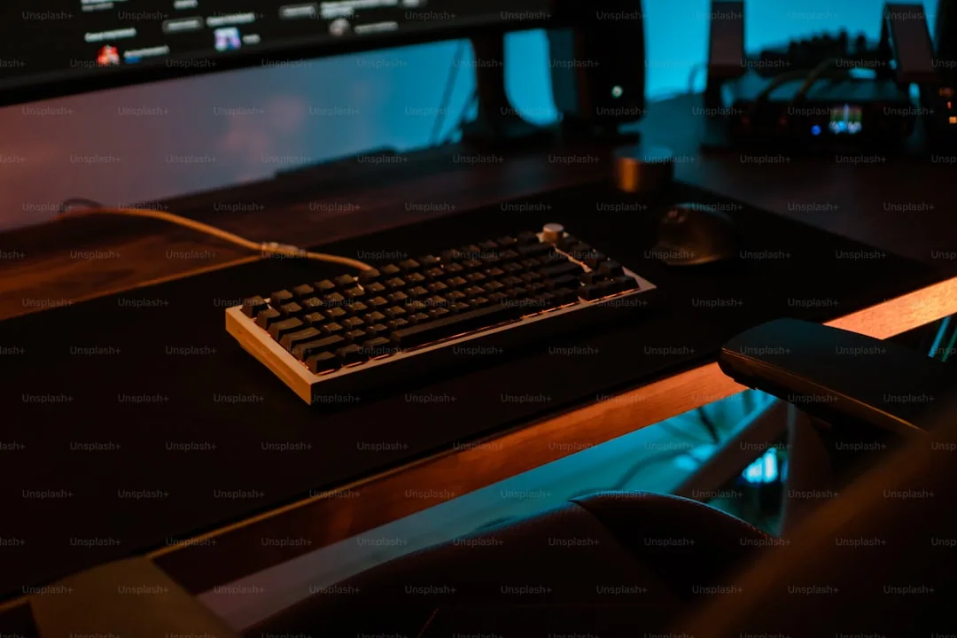 Streamer przy komputerze prowadzący transmisję na żywo