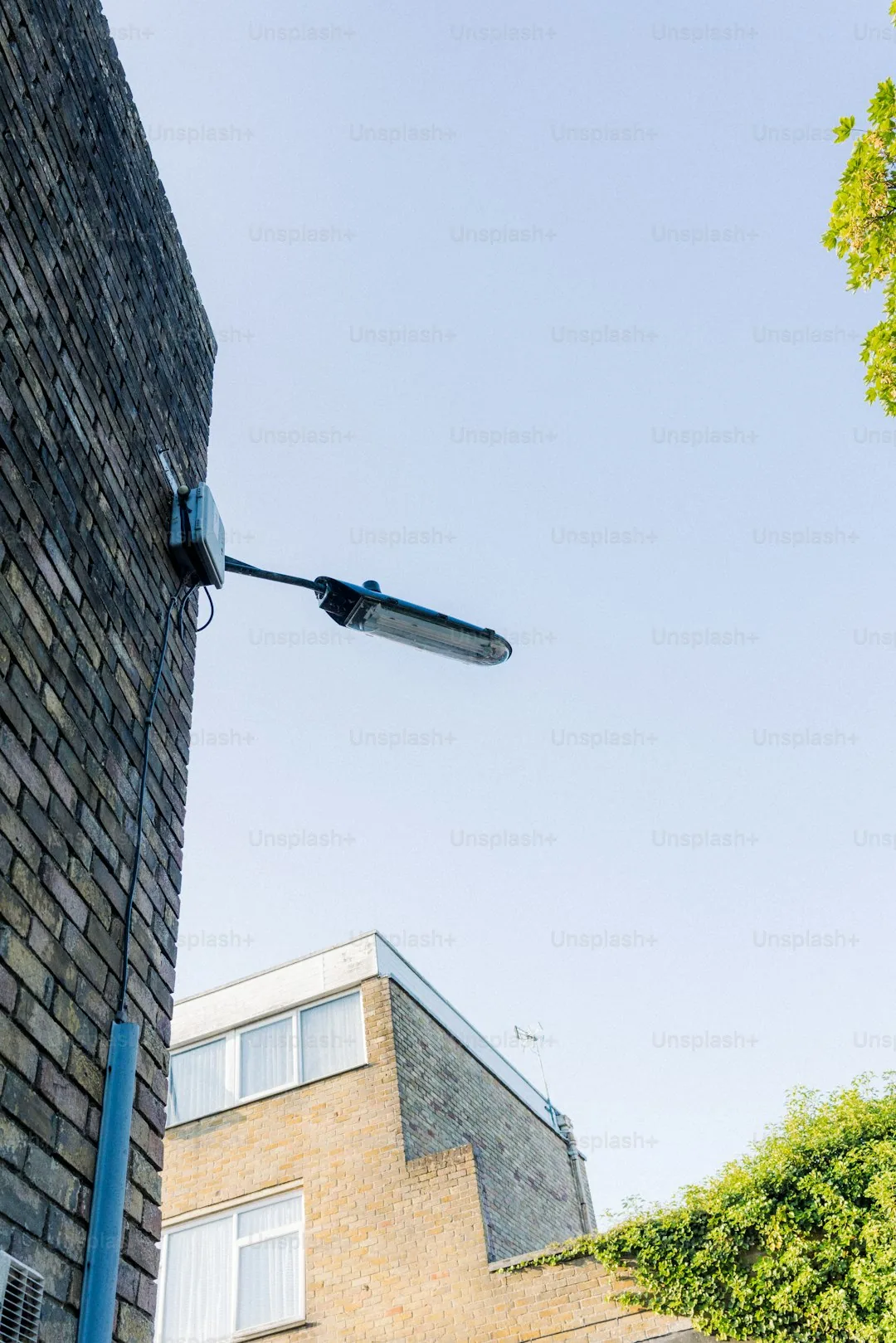 Zewnętrzna antena kierunkowa LTE/5G zamontowana na budynku