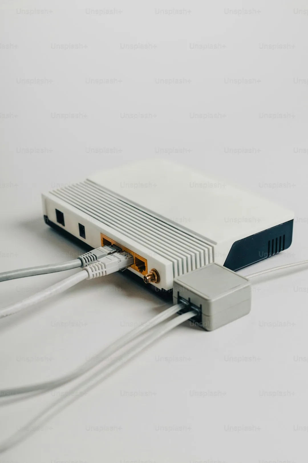 Adapter powerline podłączony do gniazdka elektrycznego