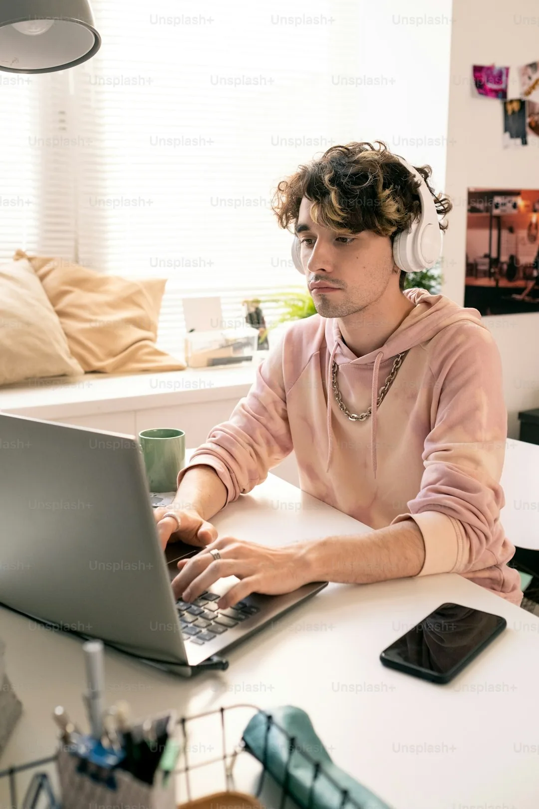 Osoba pracująca zdalnie na laptopie w domu z routerem w tle