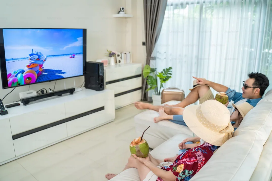 Rodzina oglądająca telewizję 4K w salonie