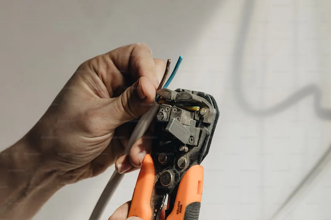 Technik instalujący router światłowodowy w domu klienta