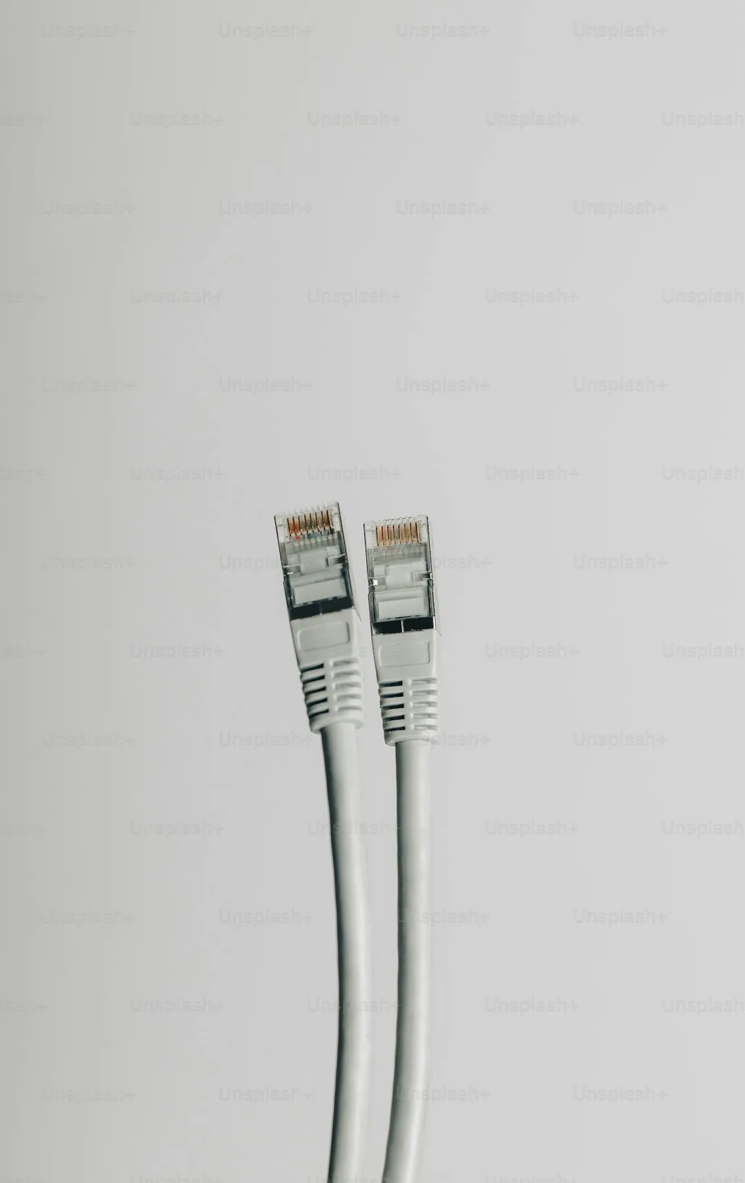 Kabel ethernet podłączony do routera - stabilne połączenie kablowe do gier