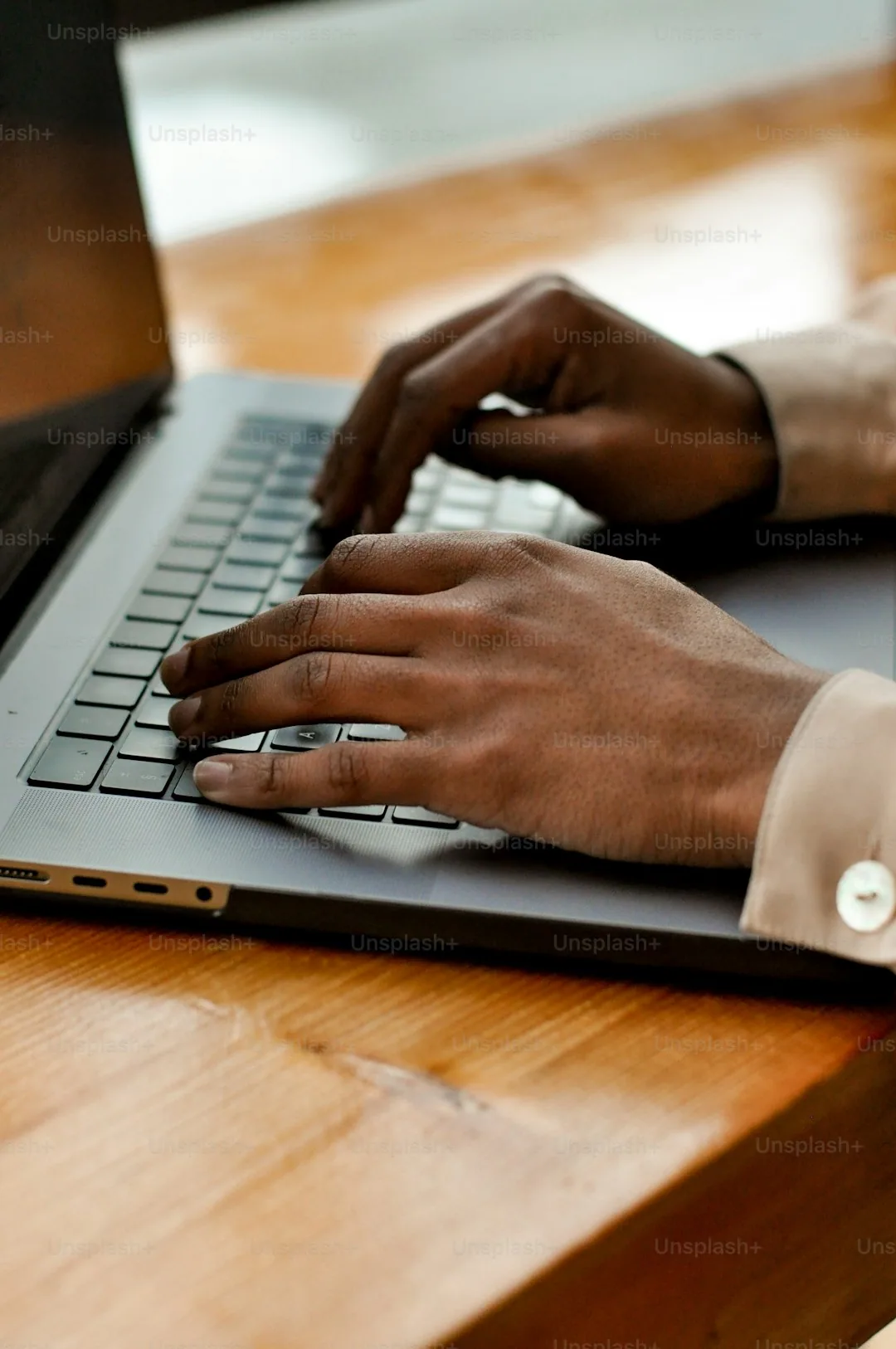 Osoba sprawdzająca dostępność internetu na laptopie
